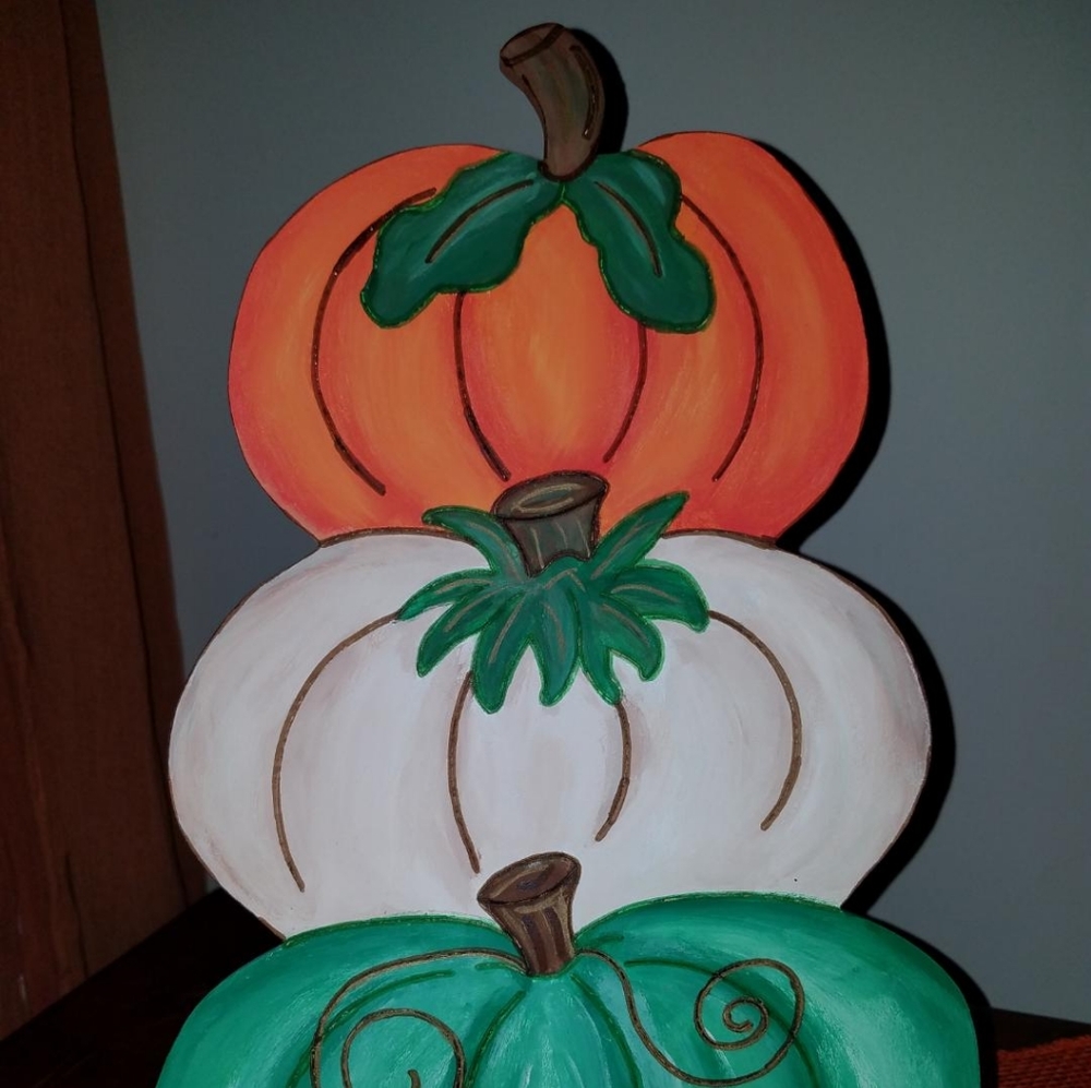 3 pumpkins stacked sign